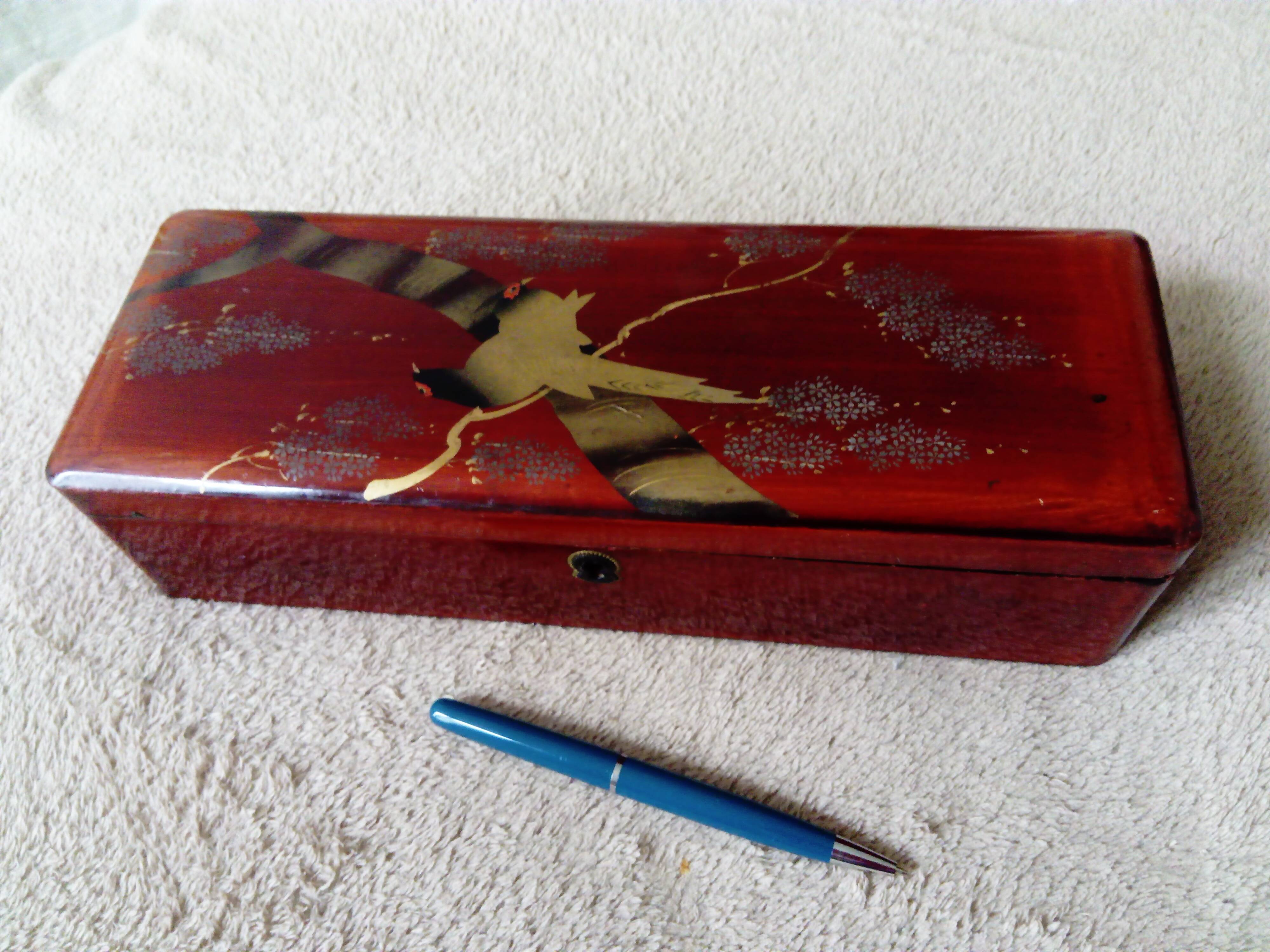 Glove box in lacquered wood decorated with 2 birds under wisteria