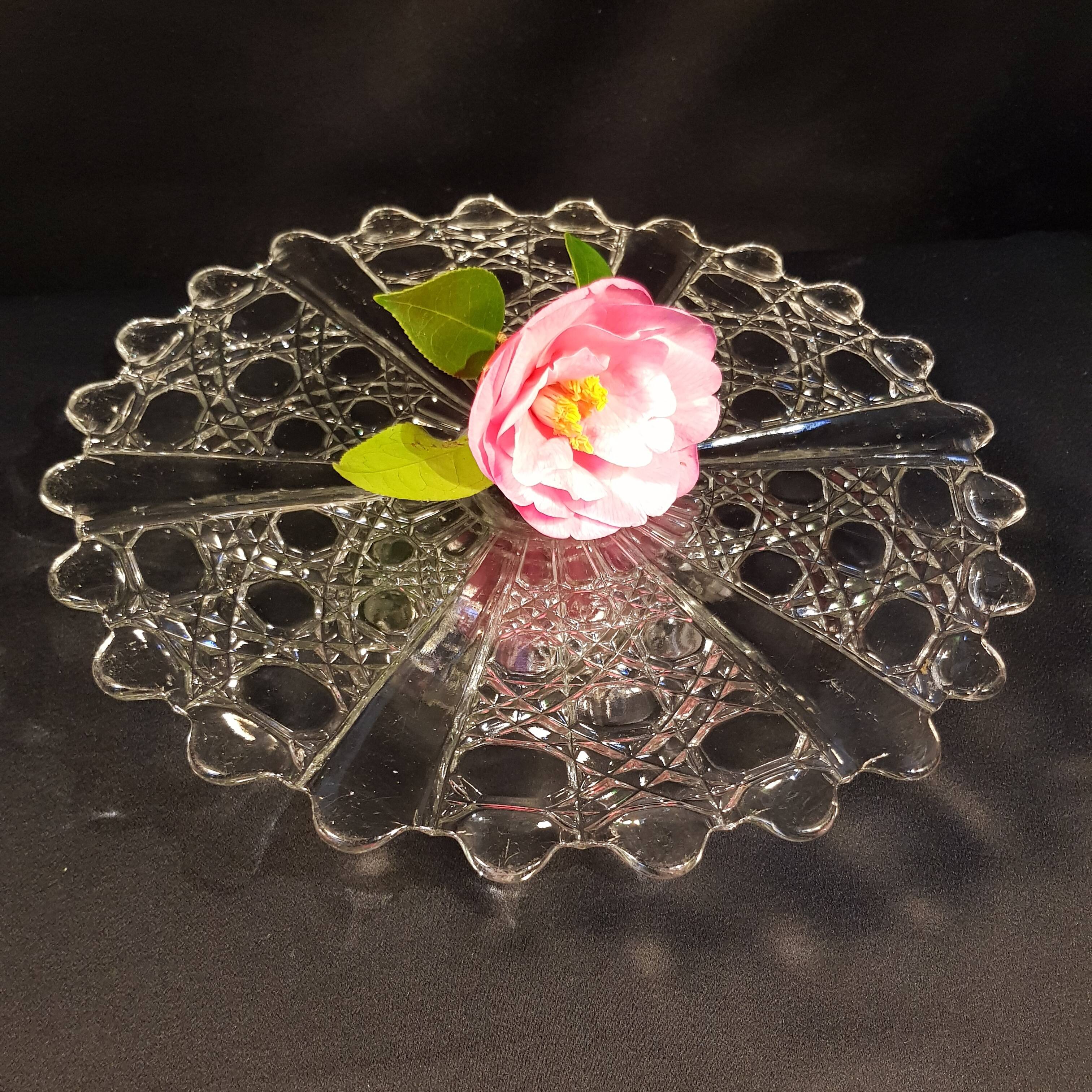 Presentation dish on glass foot