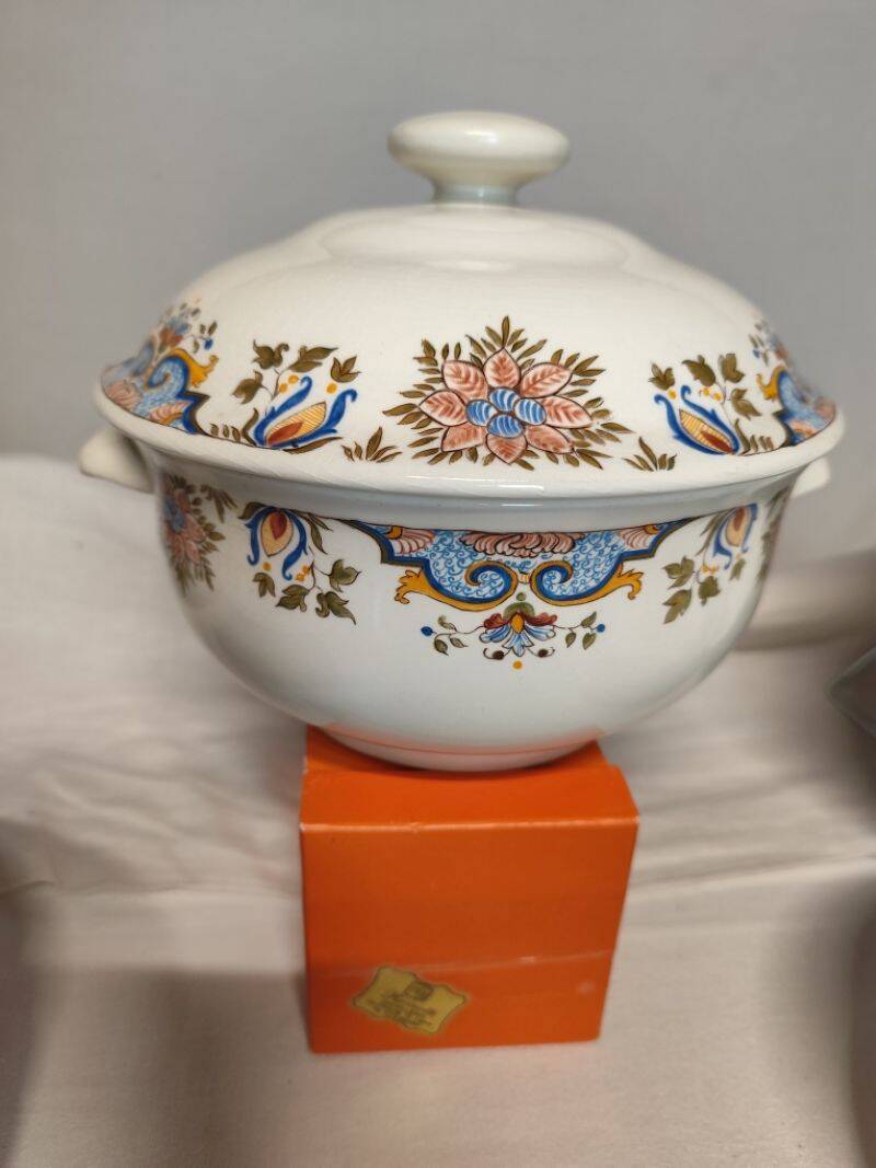 Gien. Bordeaux bouquet. 43-piece service