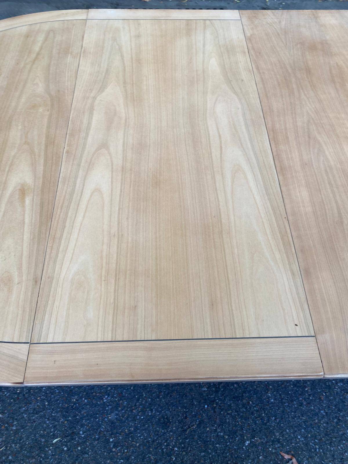 Table ronde extensible style Directoire rénovée en bois clair  avec 2 rallo