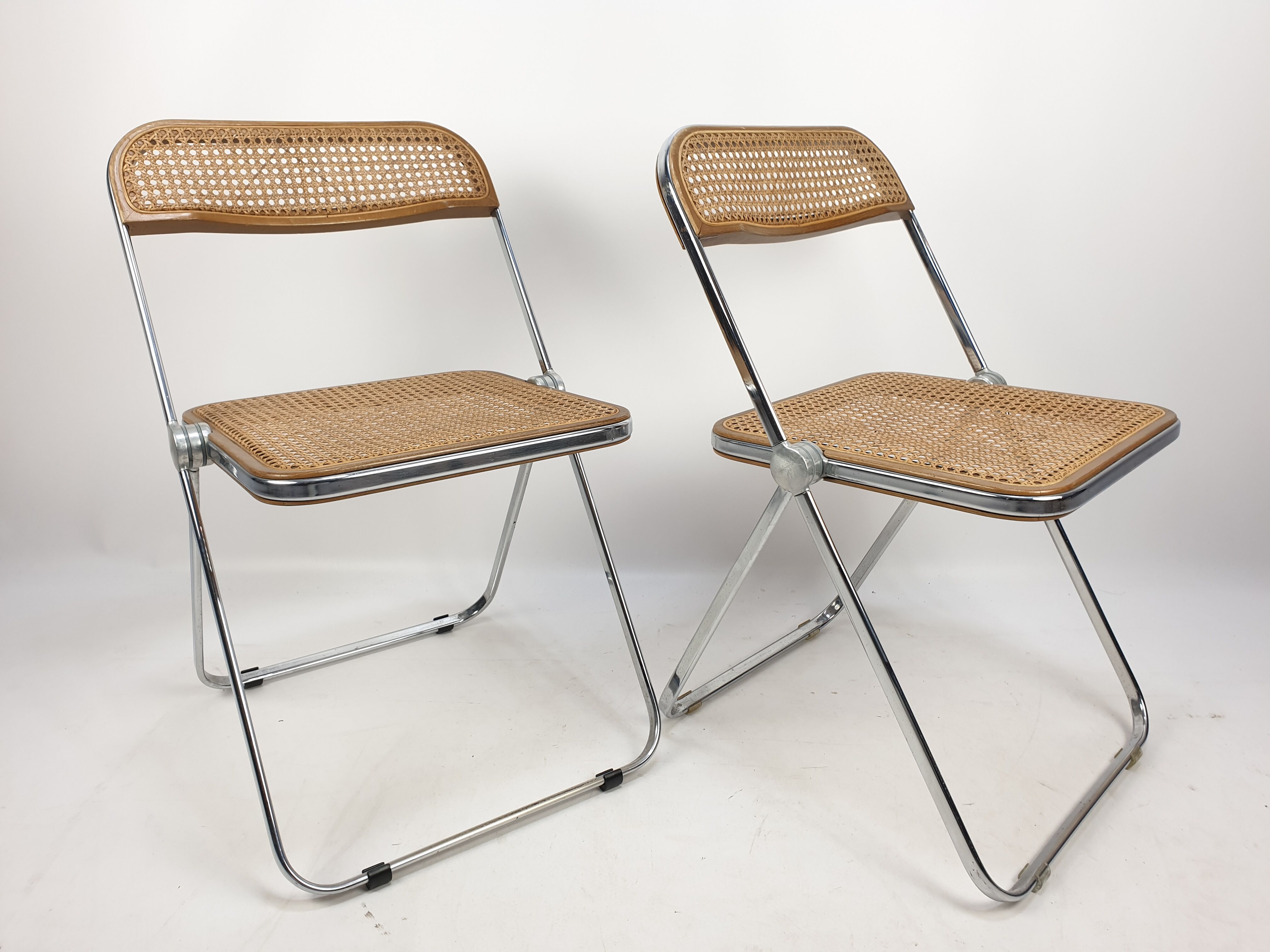 2 Plia folding chairs with woven wicker Giancarlo Piretti for Castelli, 1967