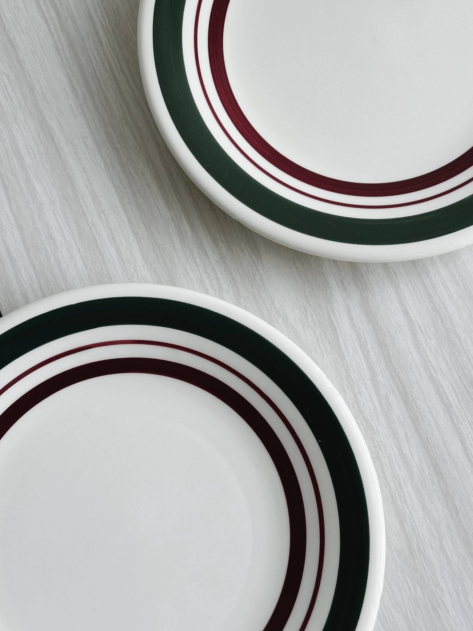 2 assiettes à dessert bande verte et bordeaux.