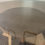 Table basse vintage en travertin et verre fumé années 70