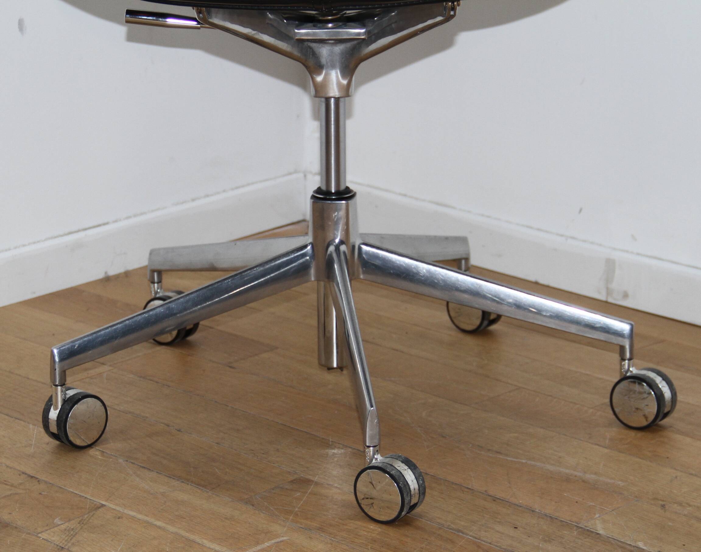 Pair of office chairs, Arper