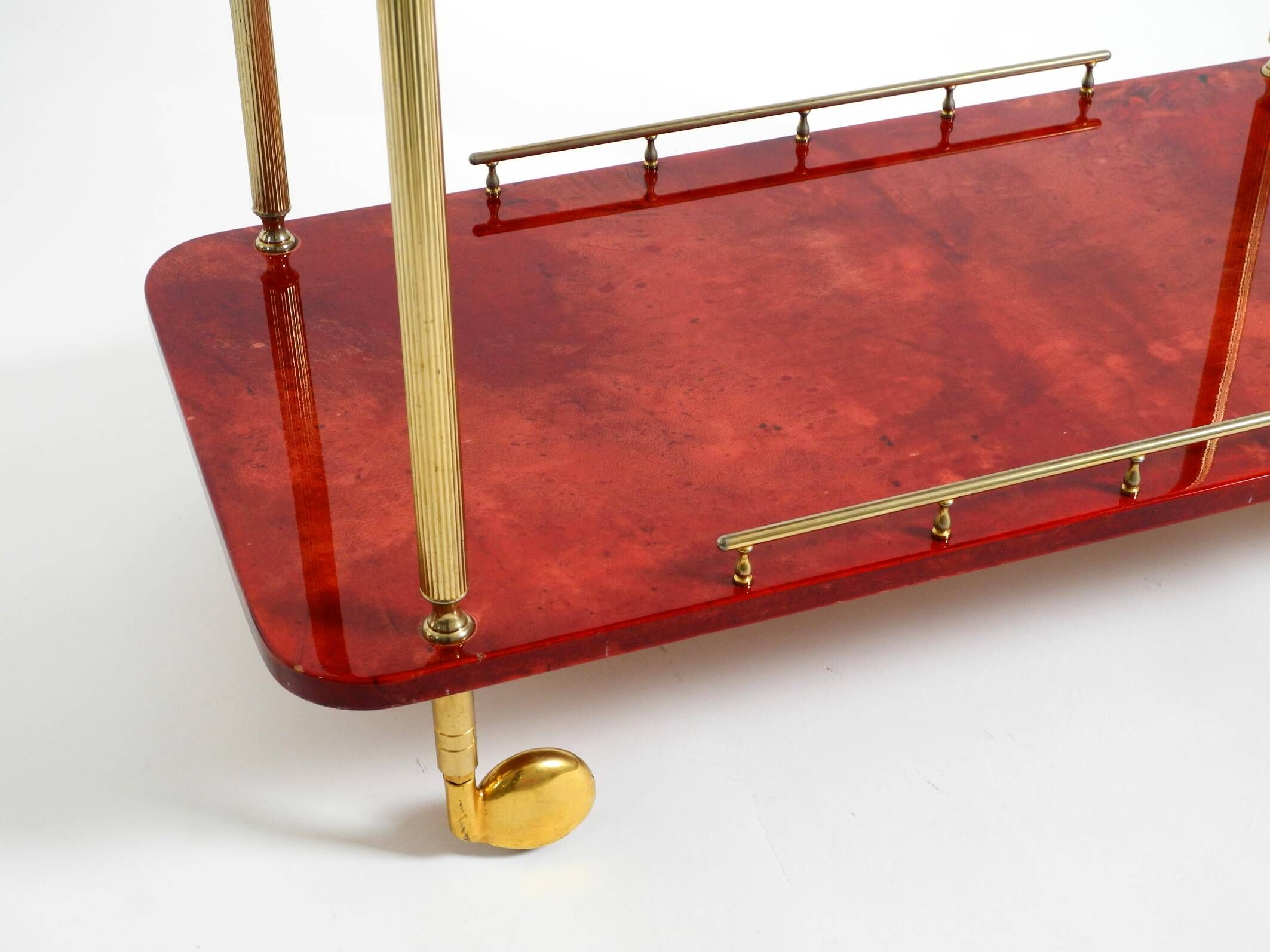 Superbe grand chariot de service en peau de chèvre rouge Aldo Tura des années 1960 | Fabriqué en Italie