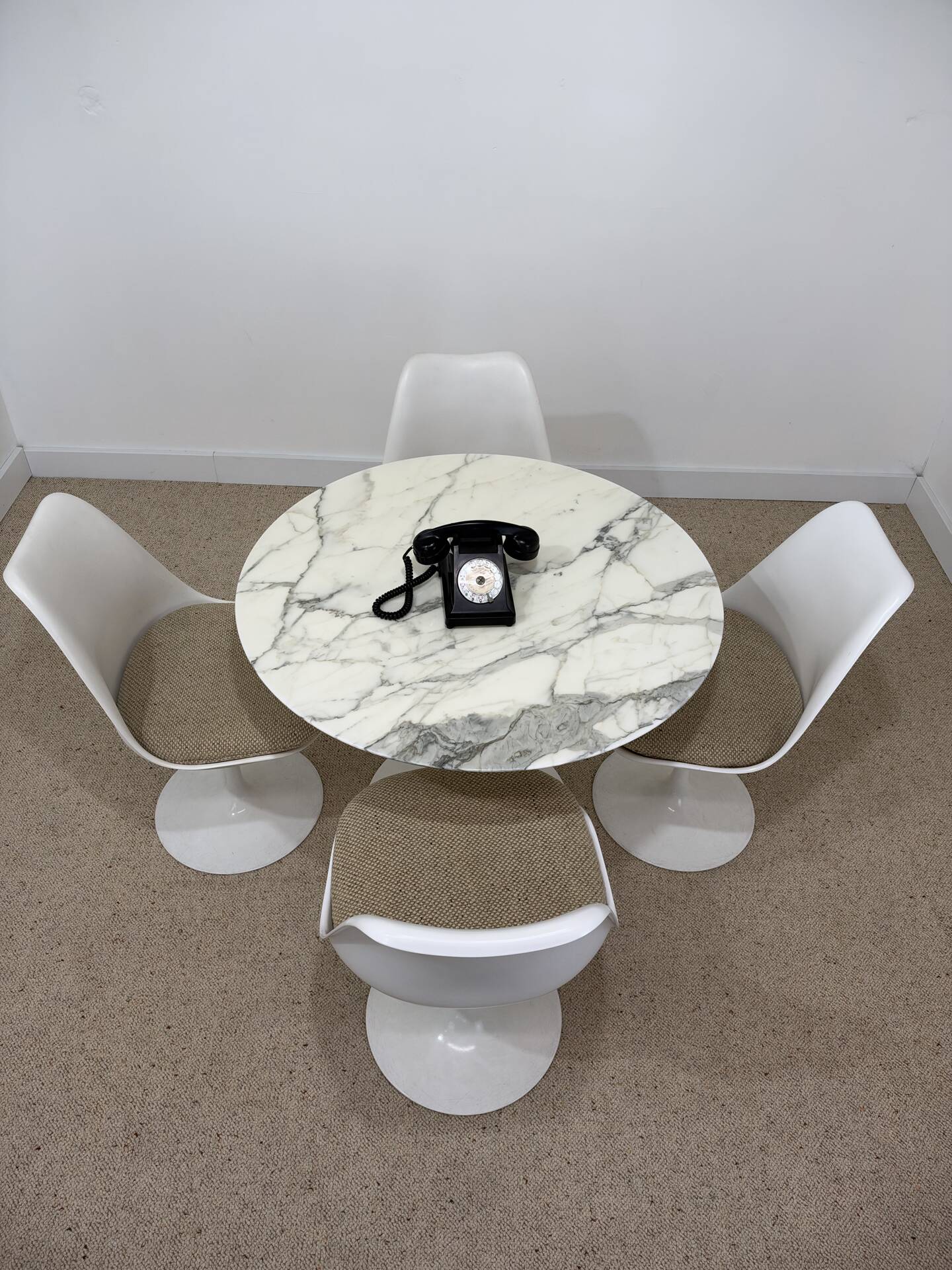 Tulip table – Knoll International in marble and 4 chairs – Ee