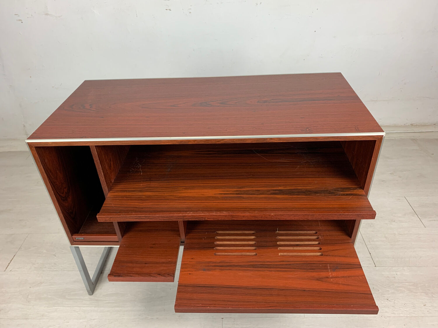 Hi-fi bang and olufsen cabinet