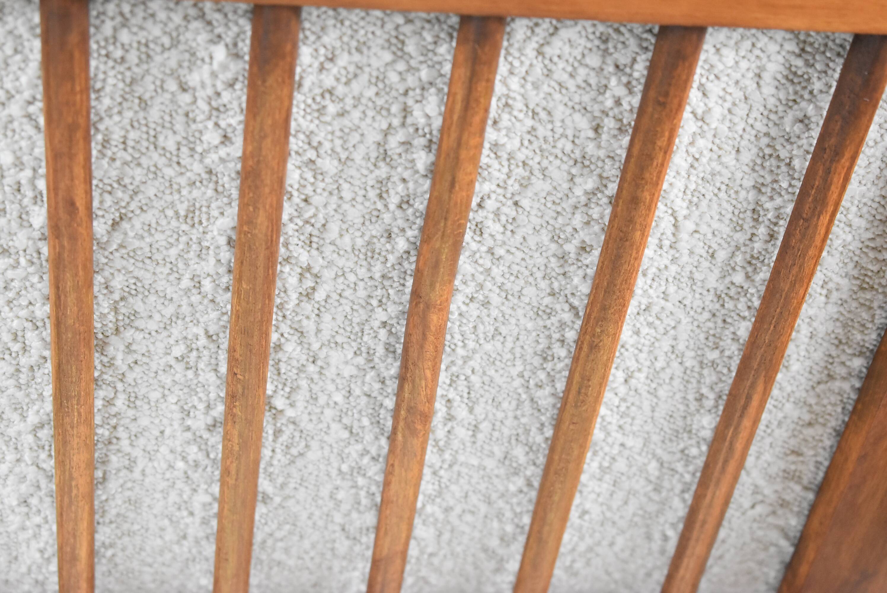 Fauteuil bouclé original, vintage, restauré, blanc, teck