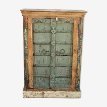 Armoire en bois avec porte ancienne