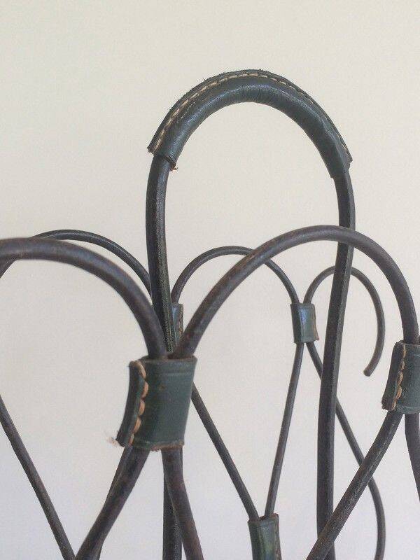 Magazine rack in leather and black lacquered metal. Attributed to Jacques Adnet