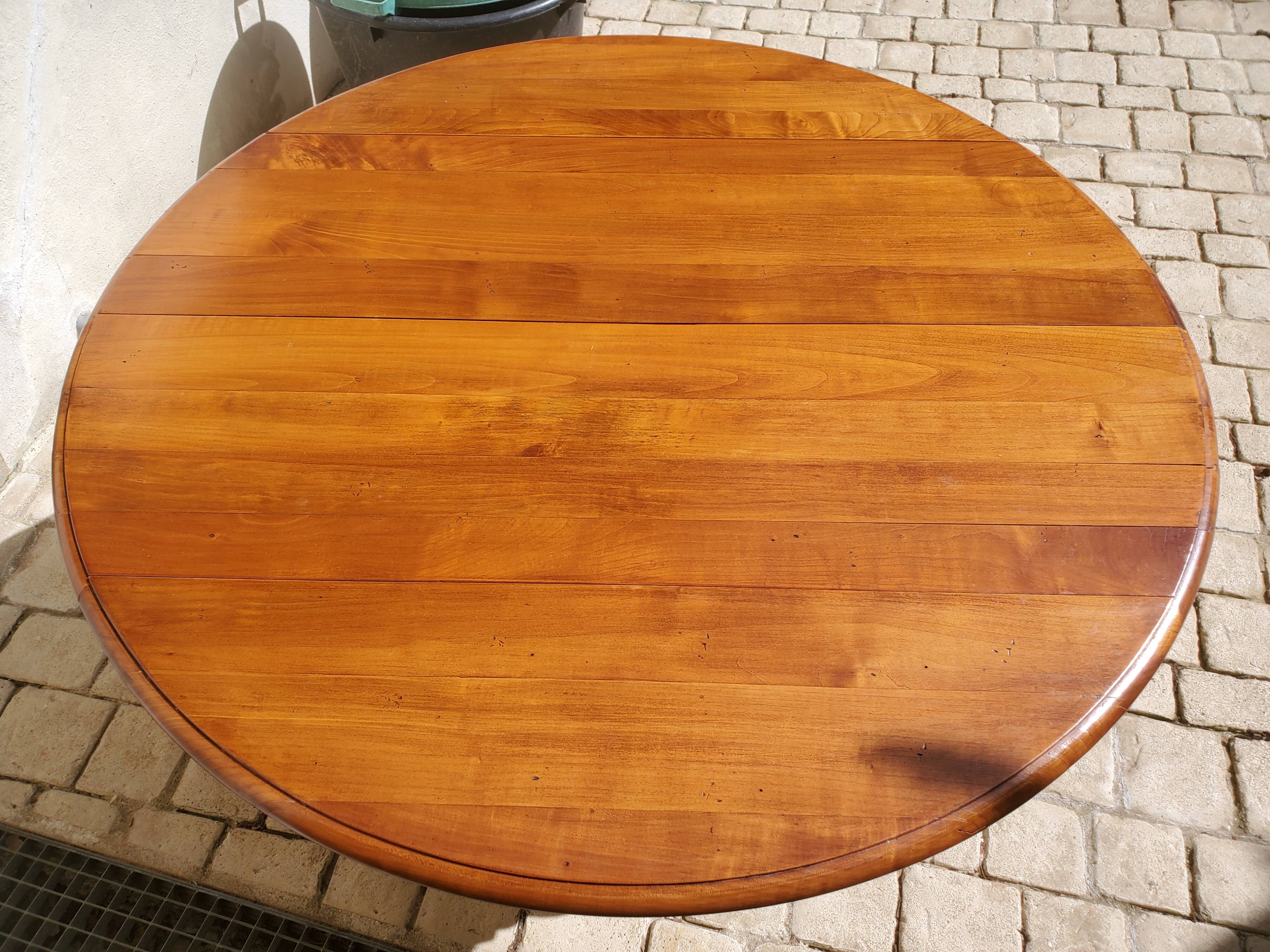 Round table, Louis Philippe style, antique patina, its 2 extensions and 4 chairs