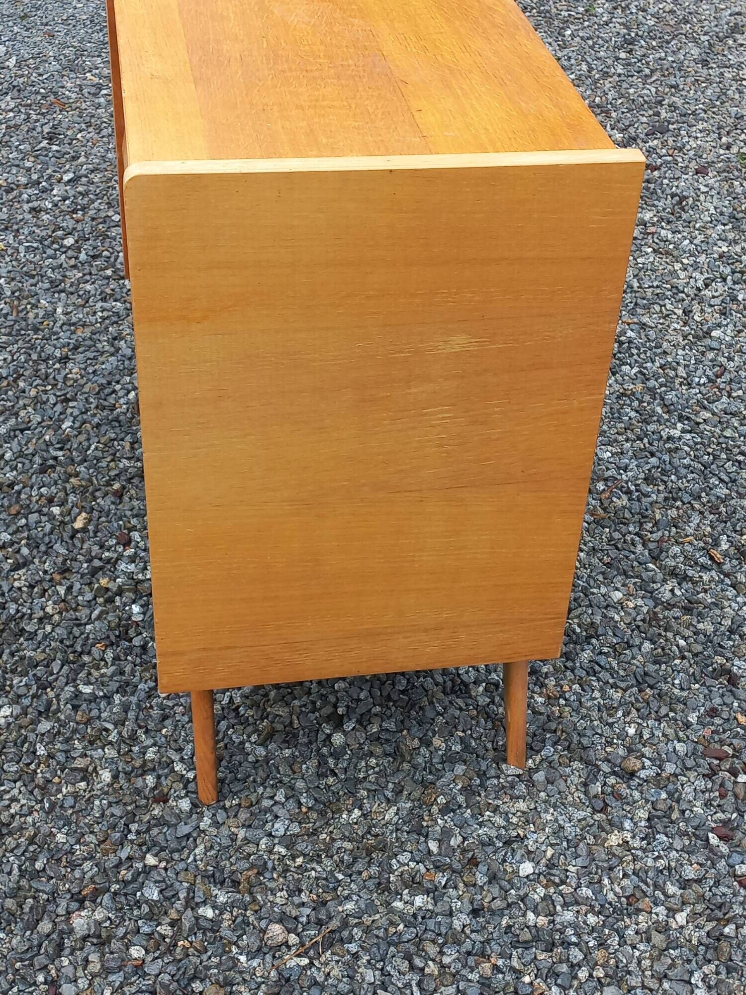 Vintage chest of drawers in light oak and rattan with tapered legs, 3 drawers from the 1950s.