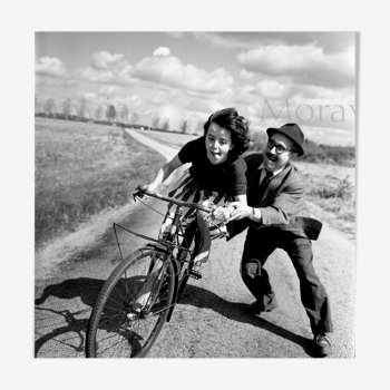 Photographie "La jeune fille au vélo", 1959  Hommage à Robert Doisneau  /   15 x 15 cm