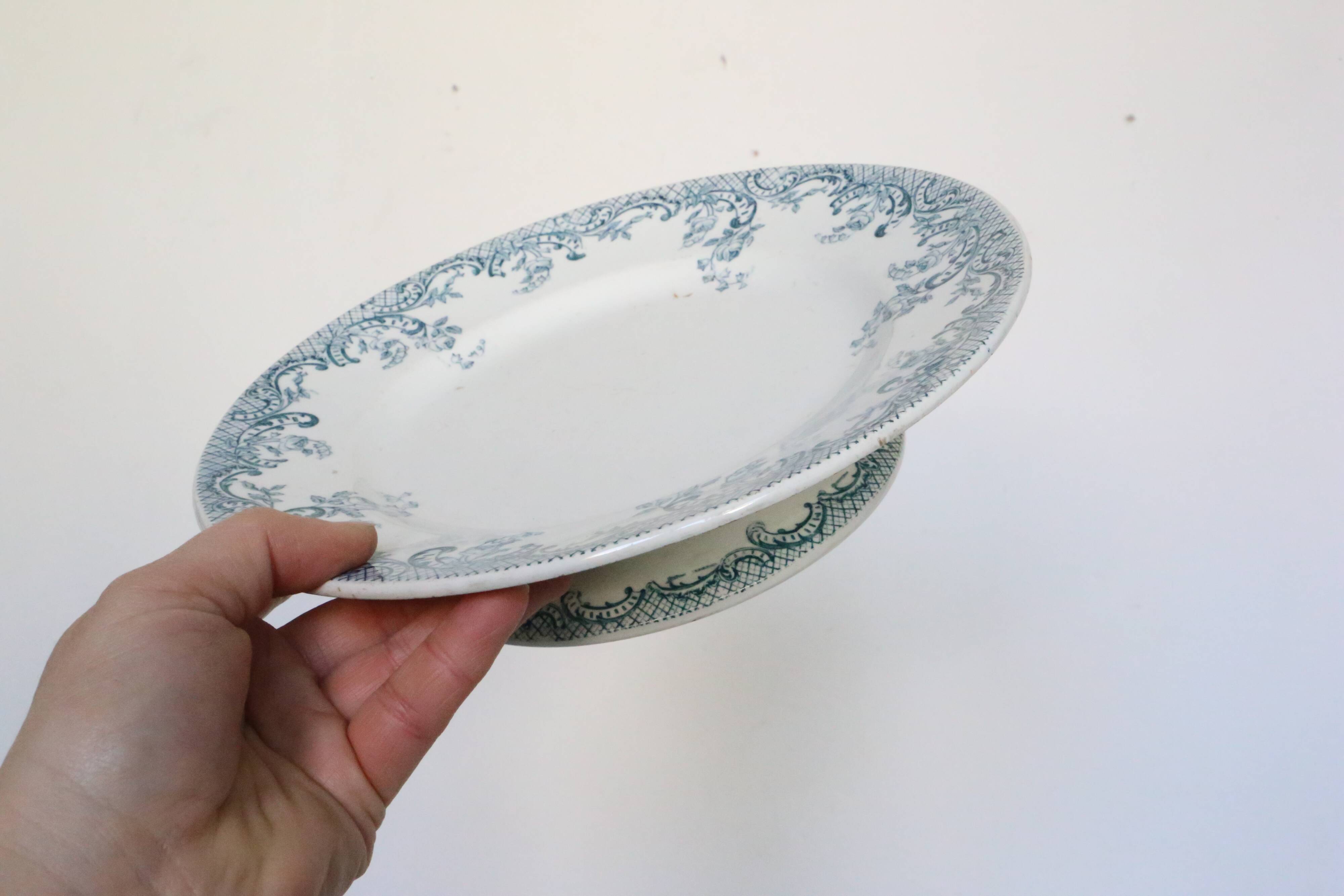 Plat sur piédouche, terre de fer, modèle Rocaille de Orchies, manufacture française