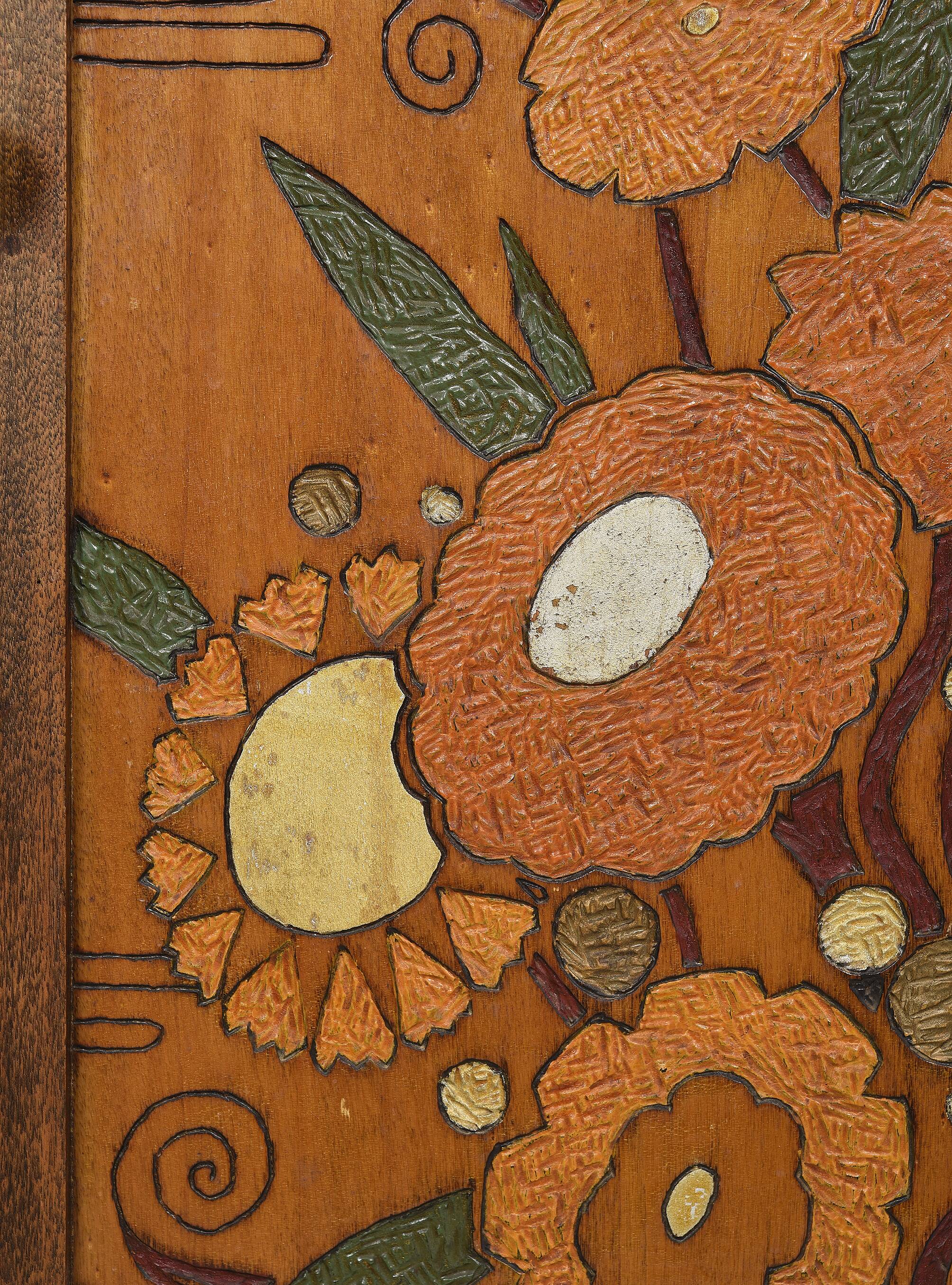 Buffet ou armoire d'angle, à 3 faces, en bois massif, sculpté et peint.