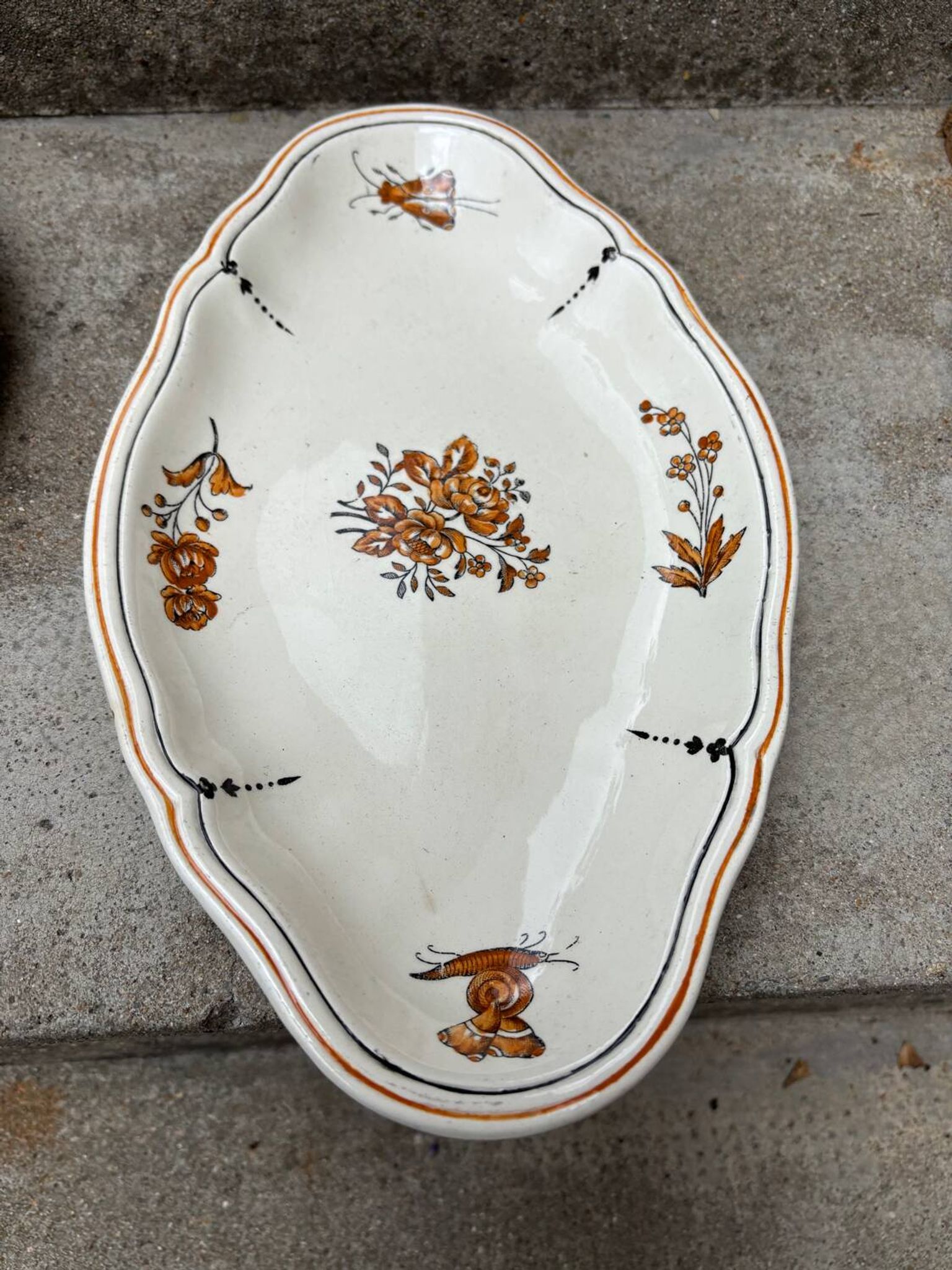Duo of old plates Condé Longchamp – Terre de Fer, floral decoration & in