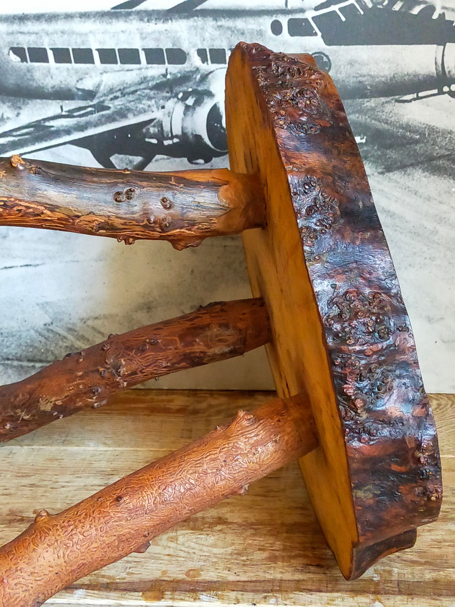 Table bout de canapé brutaliste en bois massif