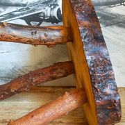 Table bout de canapé brutaliste en bois massif