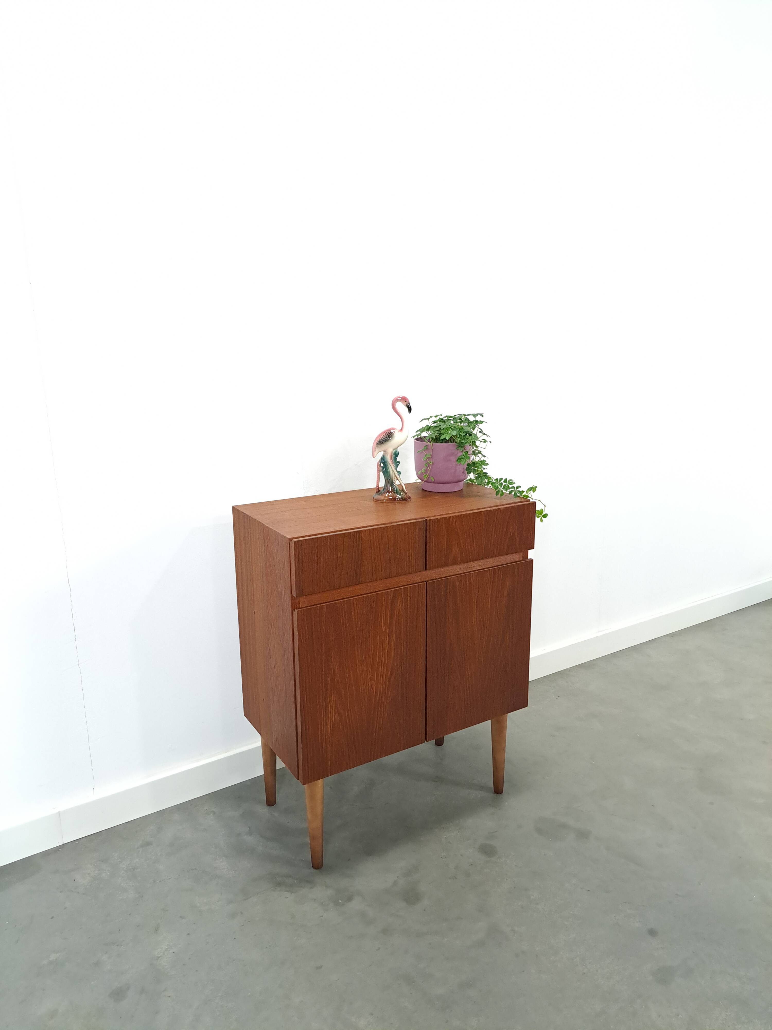 Teak fineer kastje met lades, nr. 2