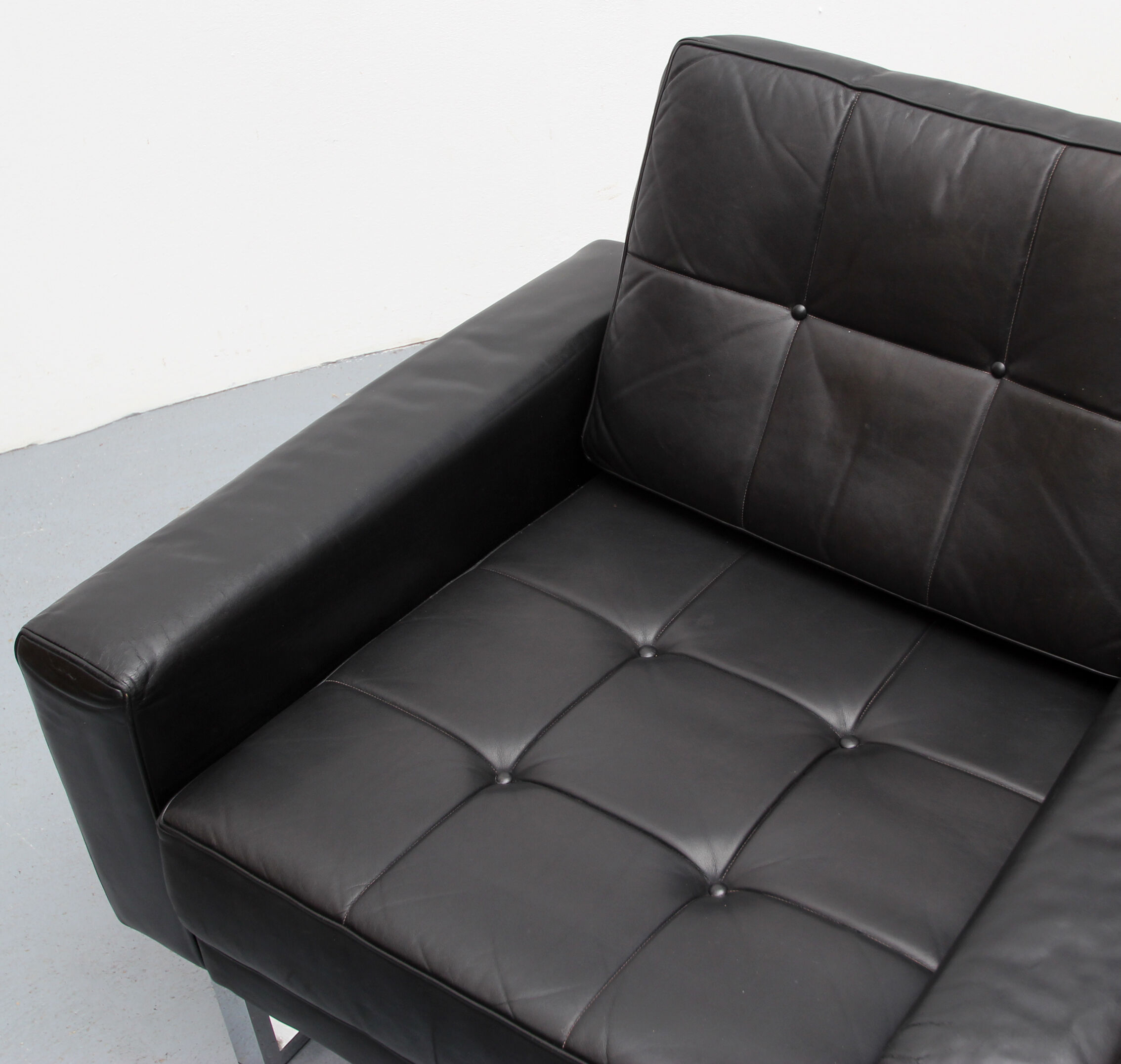 Fauteuil en cuir des années 1970 avec pieds chromés