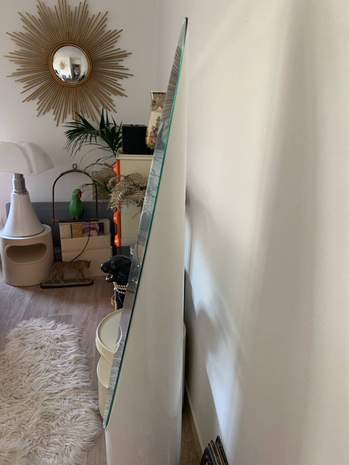 Lipstick mirror on foot