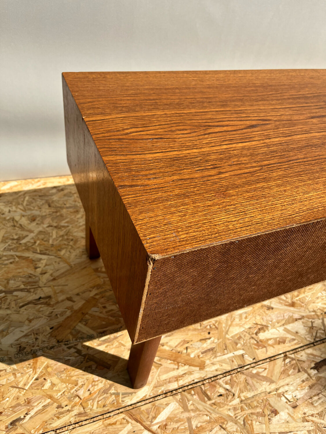 Commode basse à deux portes coulissantes