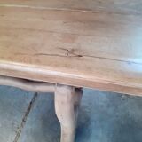 Table rustique en chêne.