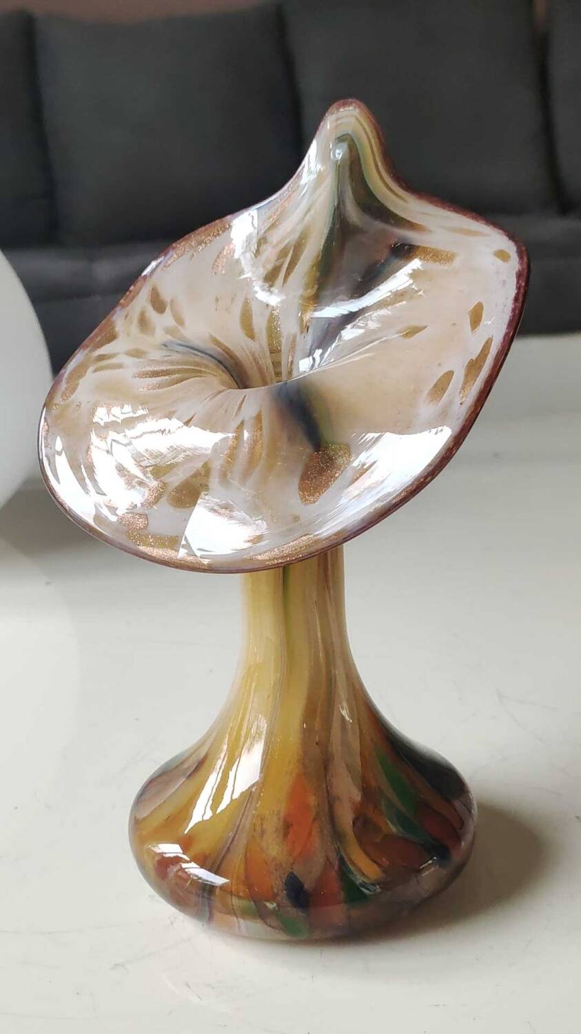 Murano glass soliflore vase Volubilis. Floral shape/Corolla. Polychrome speckles. Gold glitter inclusions. Height 21 cm