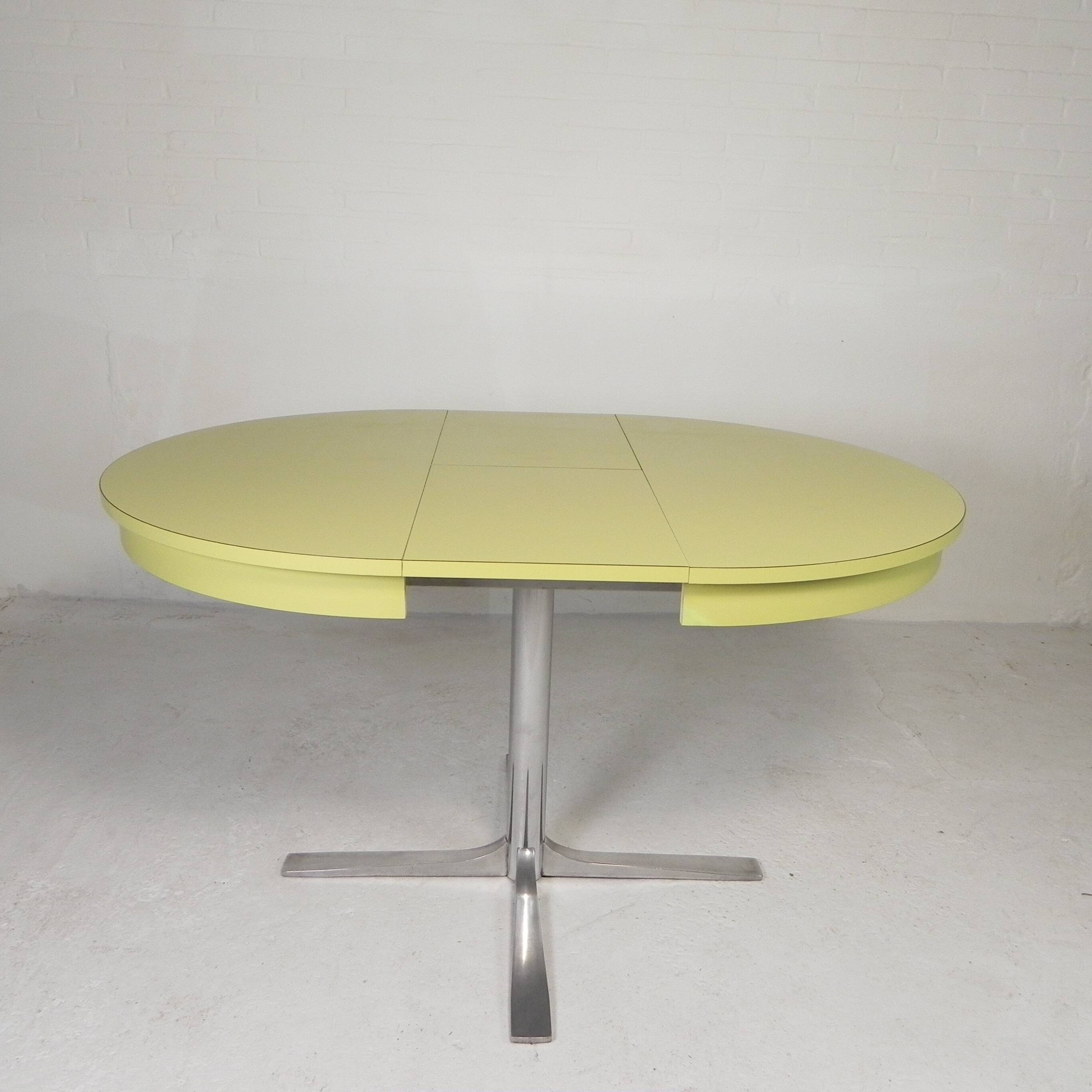 Vintage round dining table with a diameter of 100 cm, extendable to 135 cm, from the 1970s.