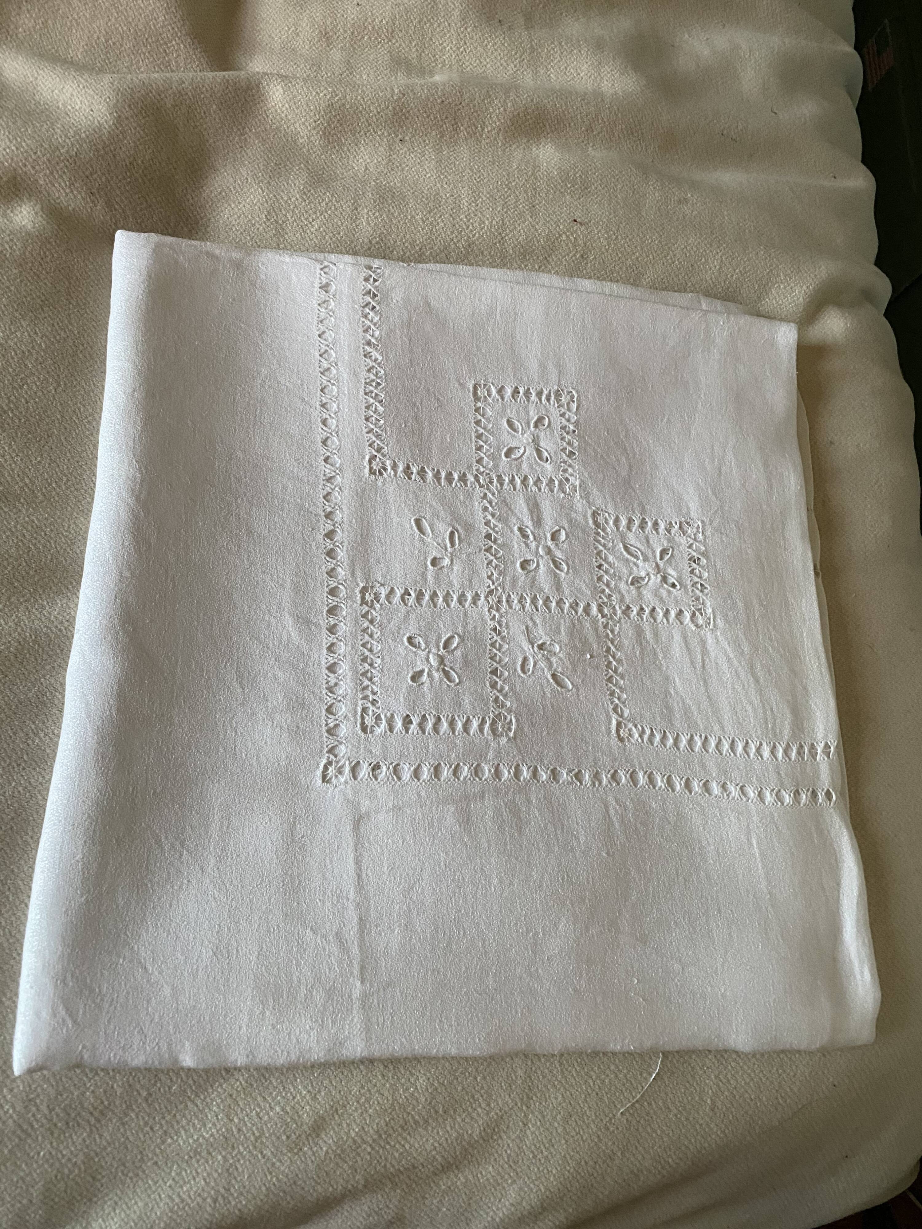 Hand-made linen tablecloth for reception