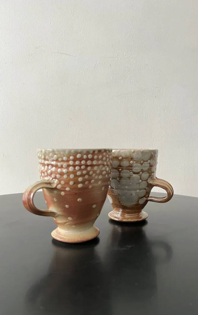 Set of 2 enamelled stoneware mugs with stylised polka dots.