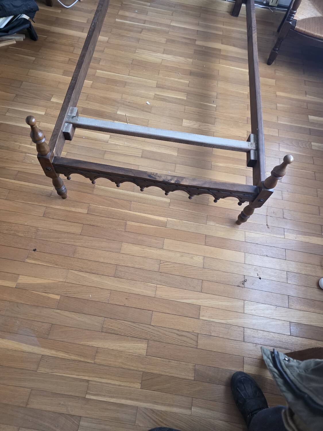 Paire de lits en bois sculpté