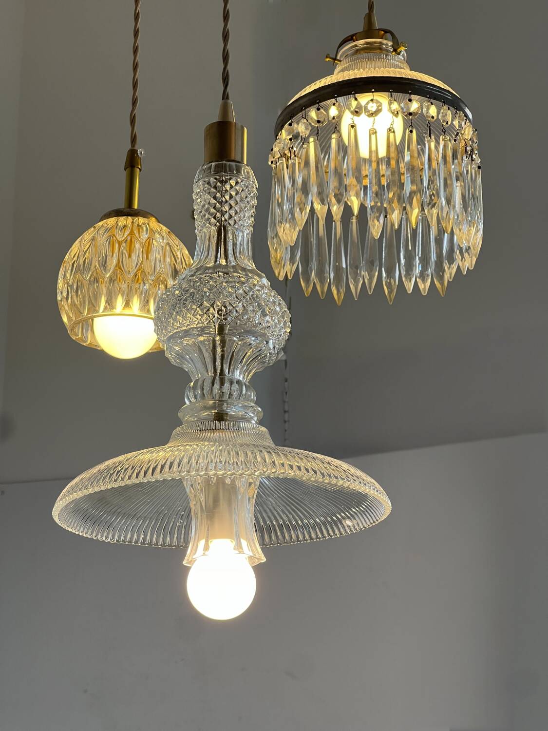 Suspension cascade triple Holophanes and vintage pendants