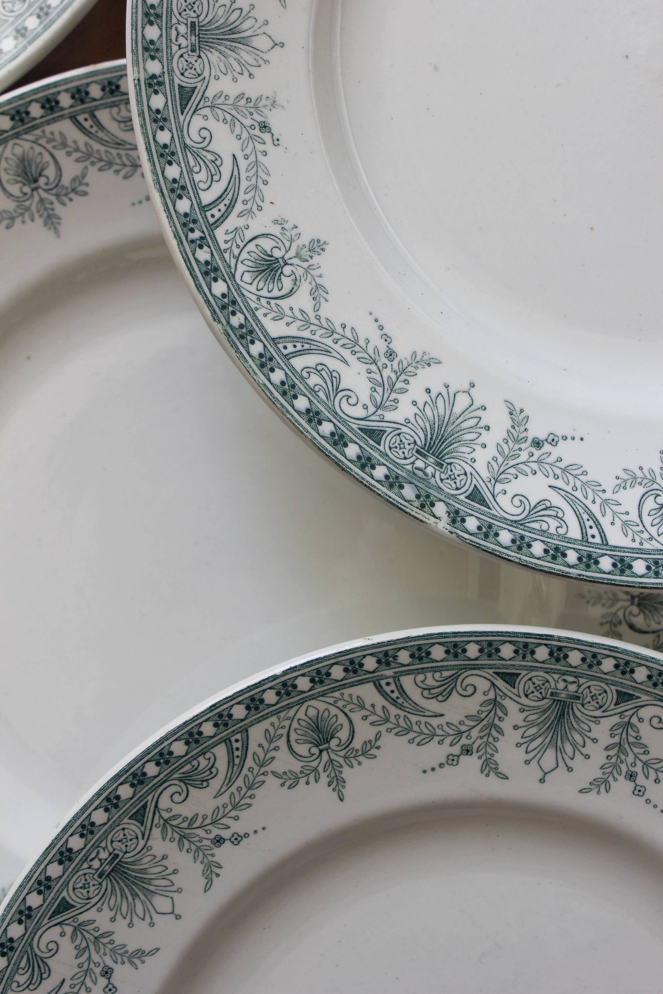 10 flat plates in iron earth "Wilbur" Moulin des Loups and Hamage early twentieth century