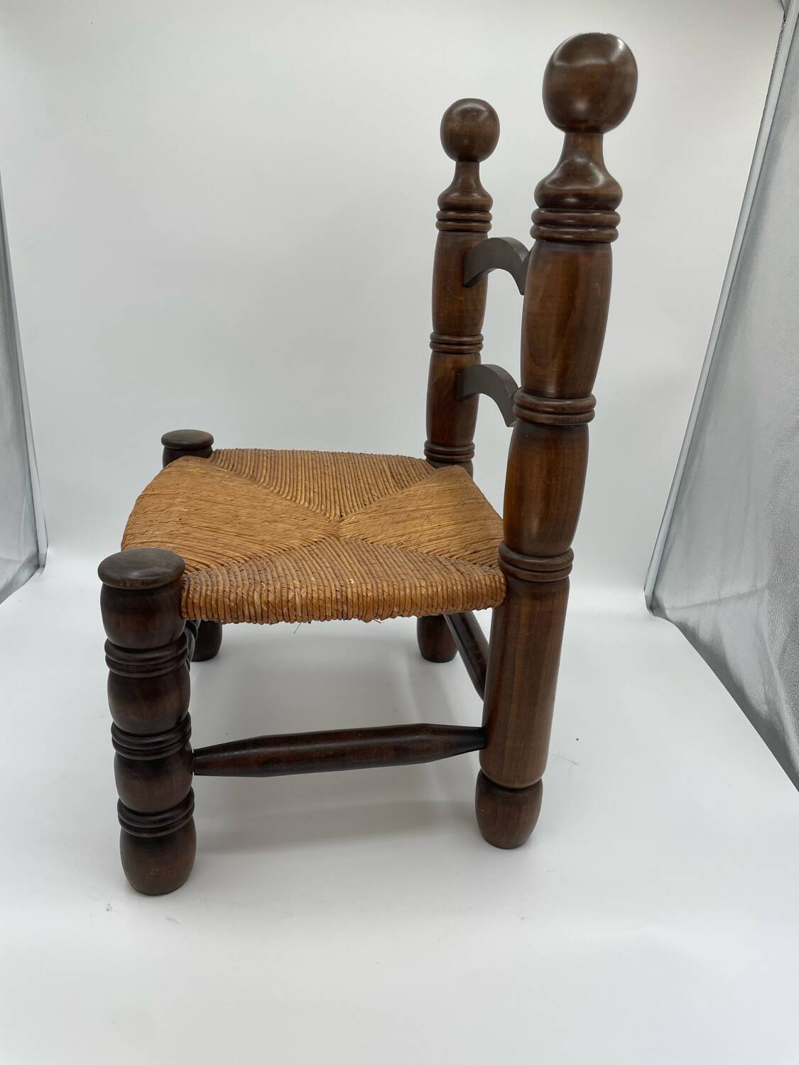 Chaise basse brutalisme bois et paille