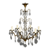 Lustre de style Louis XV en bronze doré, orné de pampilles en cristal. 8 points lumineux.