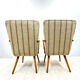 Une paire de chaises vintage avec des rayures
