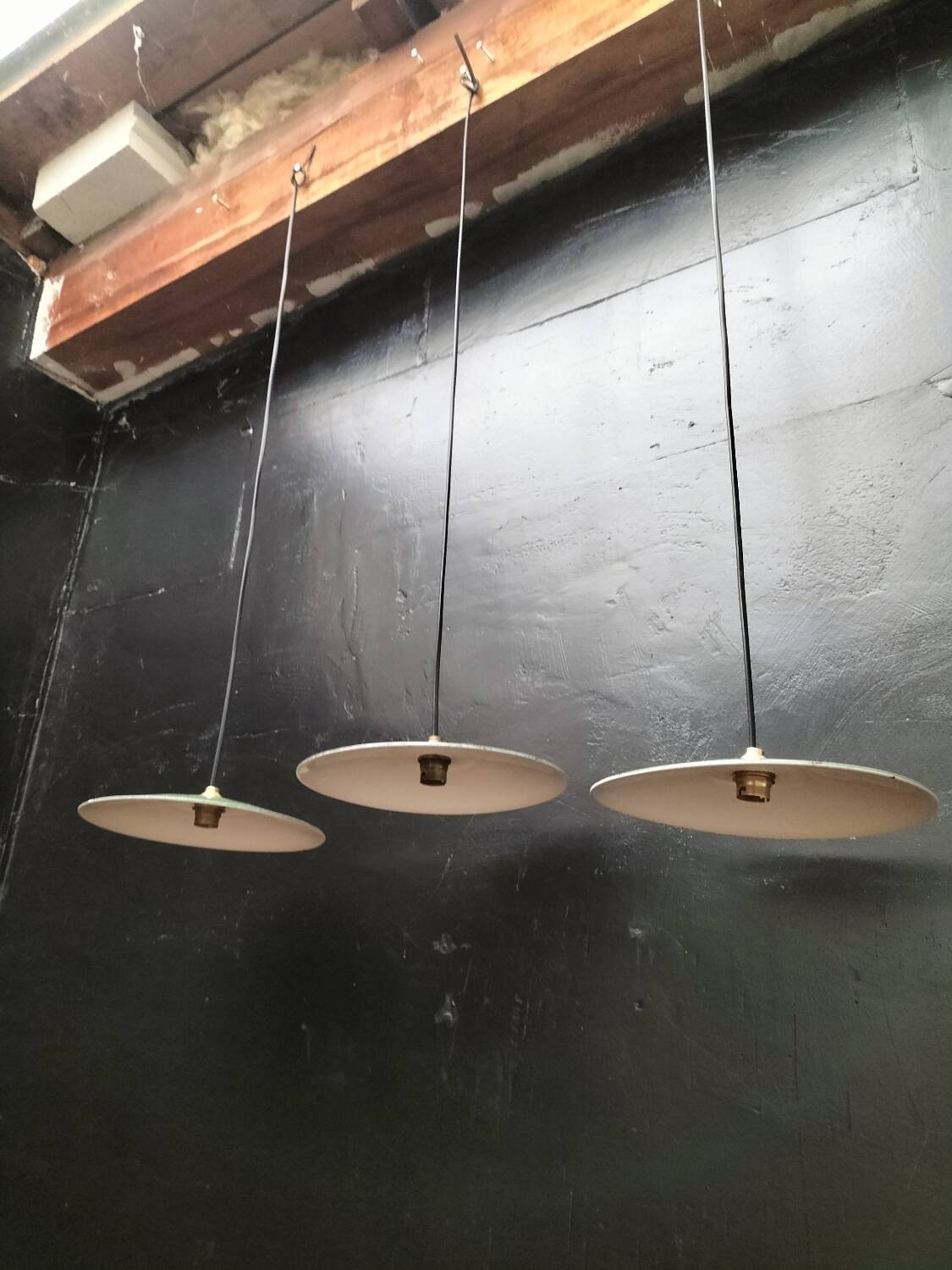 Suspensions in enamelled sheets