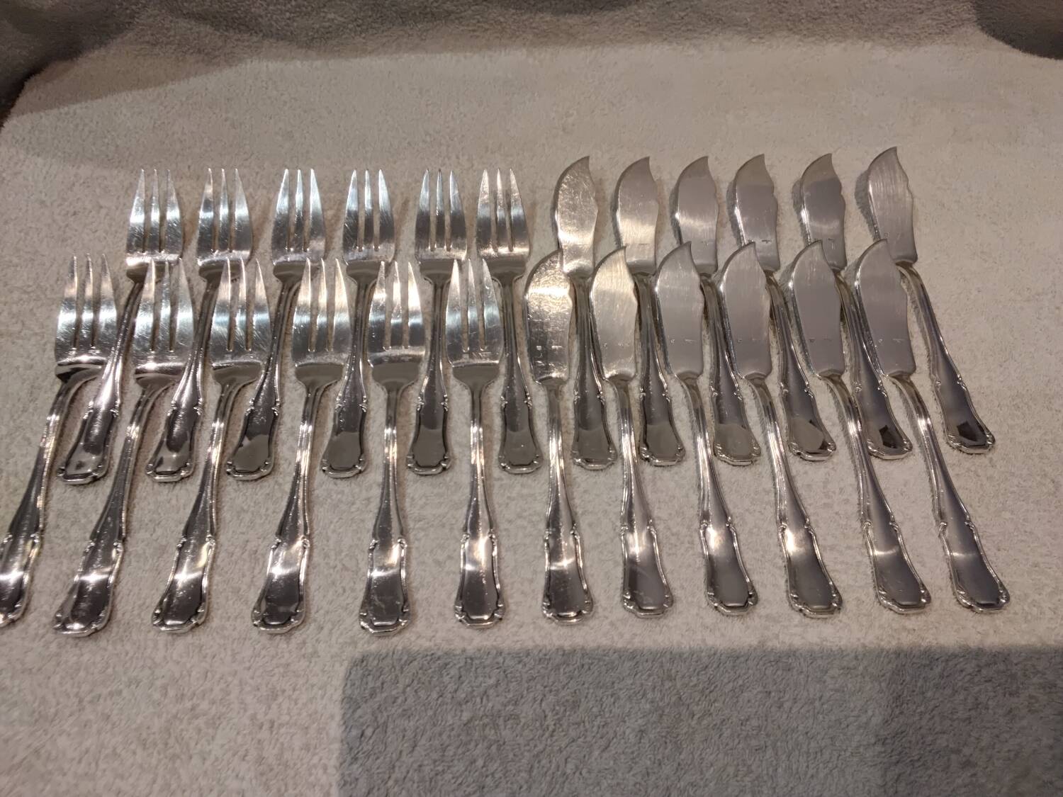 6 silver-plated fish forks and 6 fish knives by Ercuis Valencay