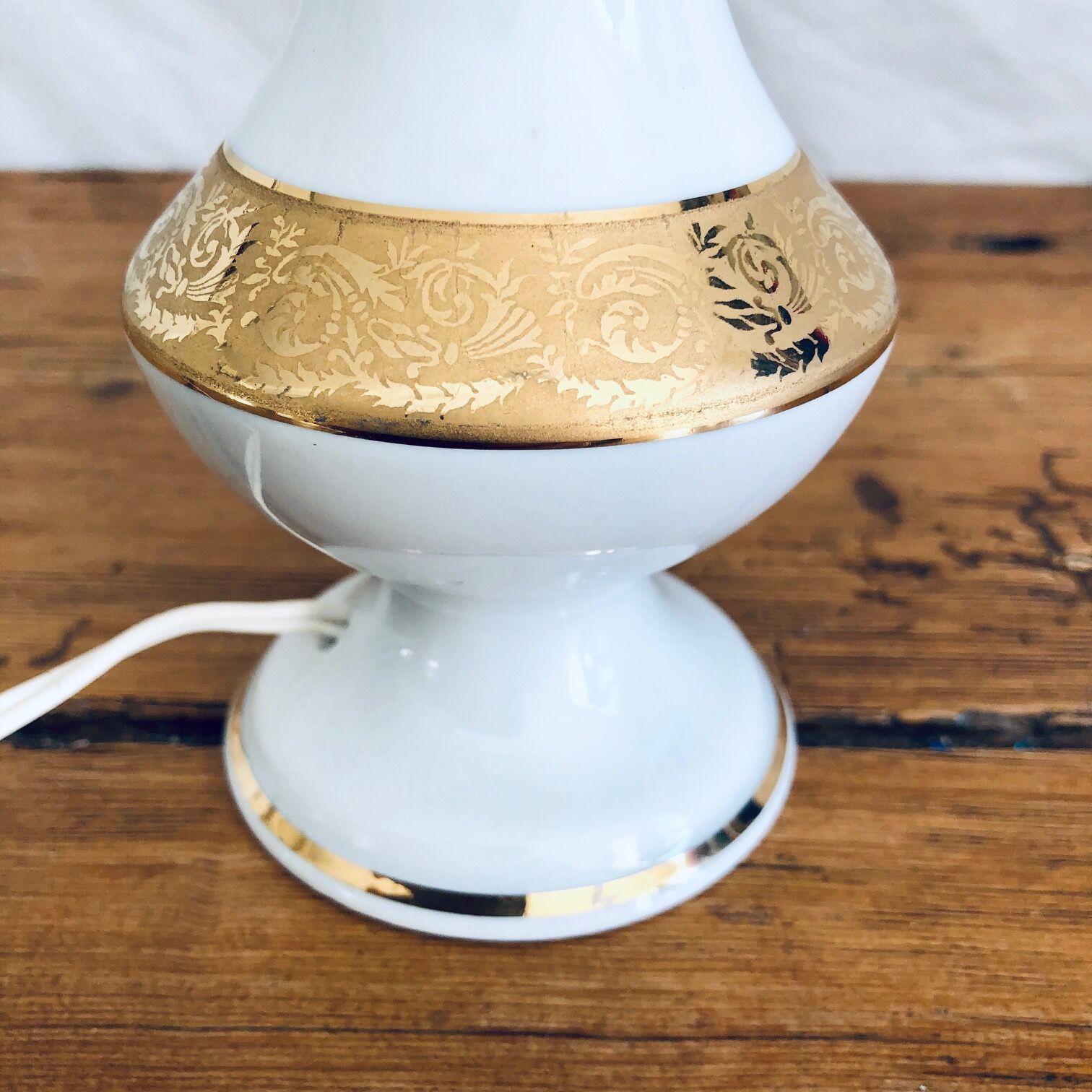 Porcelain table lamp and glass globe
