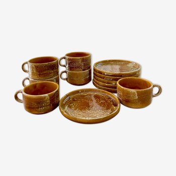 6 stoneware cups and 6 enamelled plates