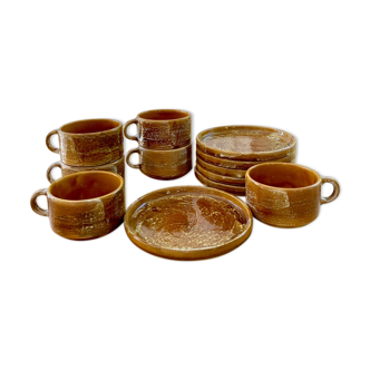 6 stoneware cups and 6 enamelled plates