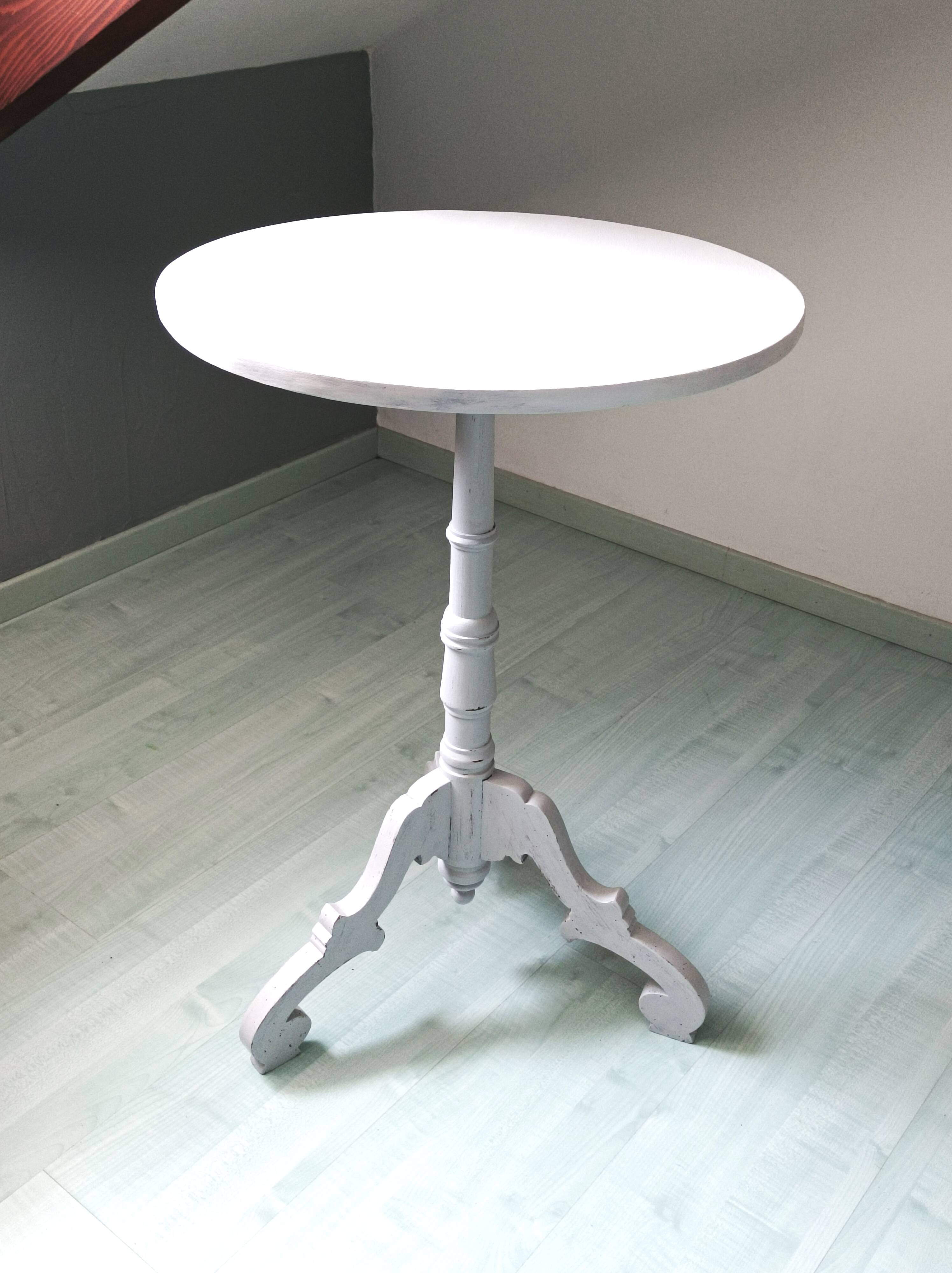 Pedestal table in old wood