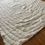 Tapis berbère beni ouarain blanc a motifs en reliefs abstrait