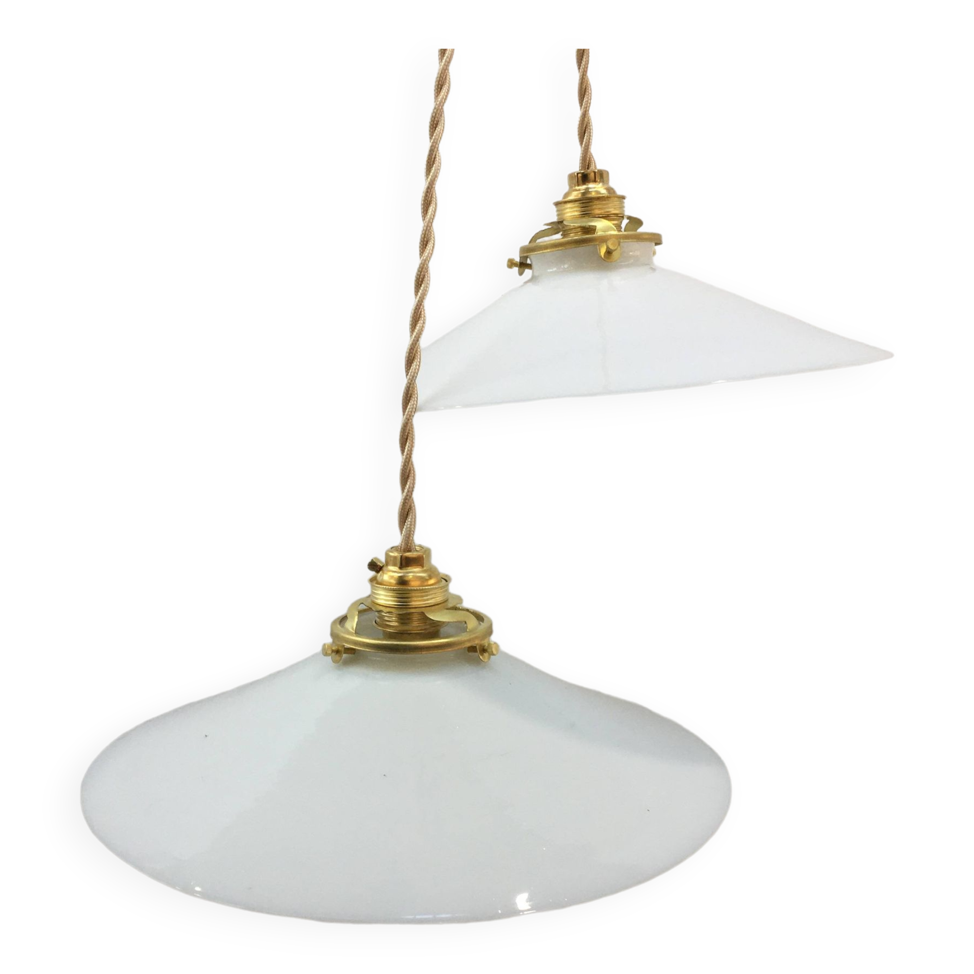 Série de deux suspensions vintage en opaline blanche