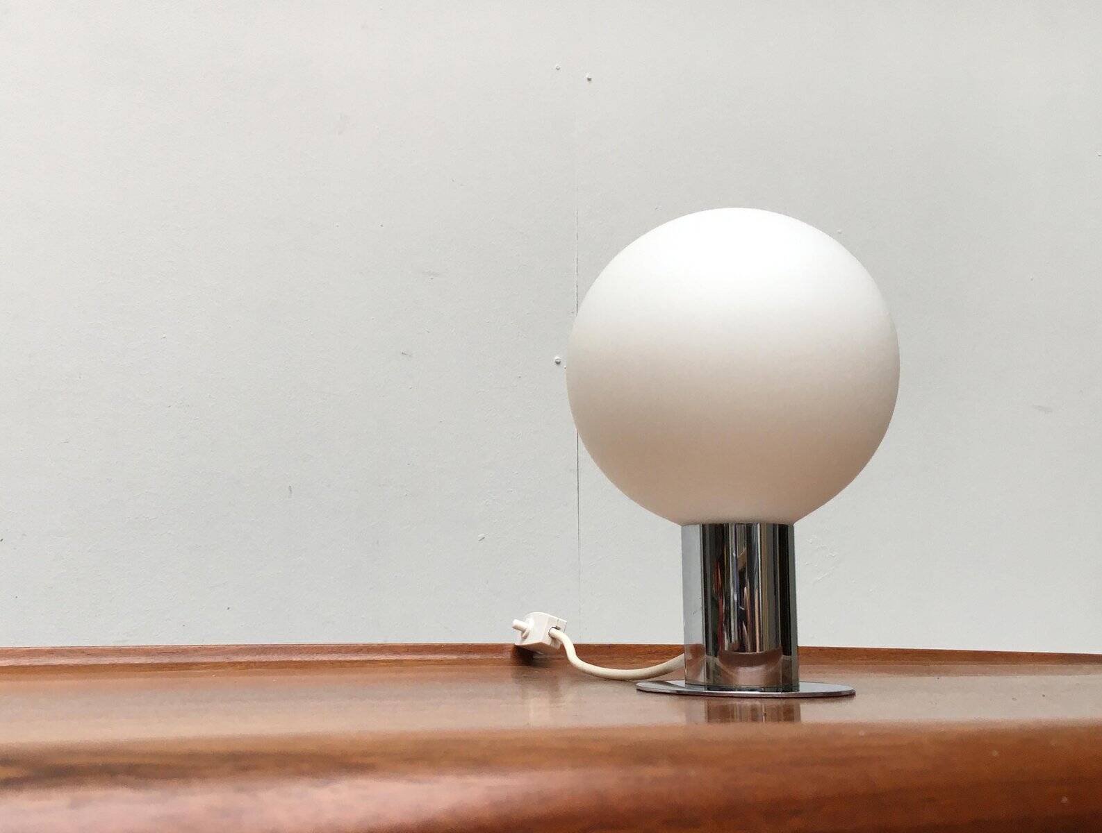 Lampe de table en chrome et verre de l'ère spatiale du milieu du siècle