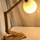 Lampe moderniste articulée pin et opaline  vintage 1980