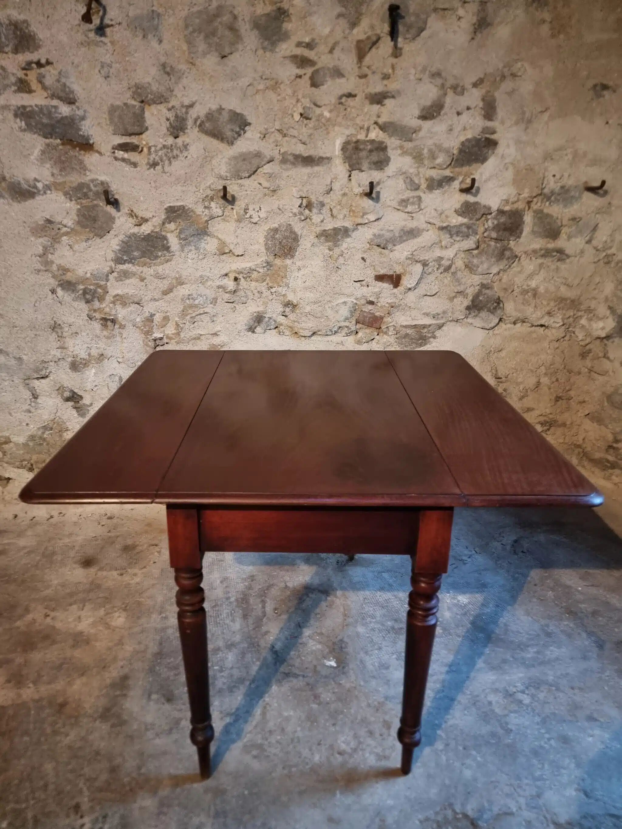 Antique English drop-leaf table in mahogany, late 19th century.