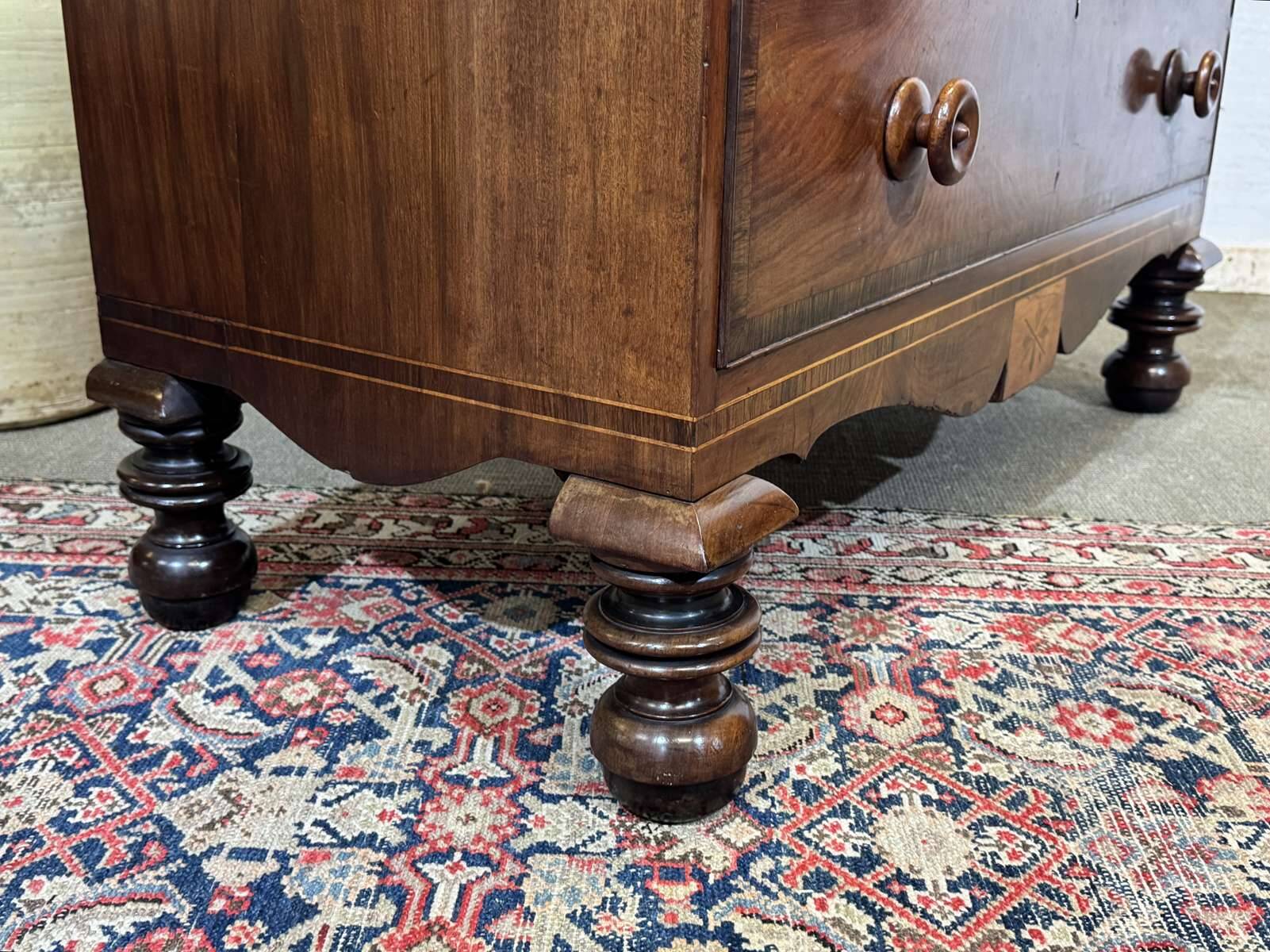 Victorian English commode from the 19th century in mahogany.
