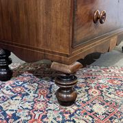 Victorian English commode from the 19th century in mahogany.